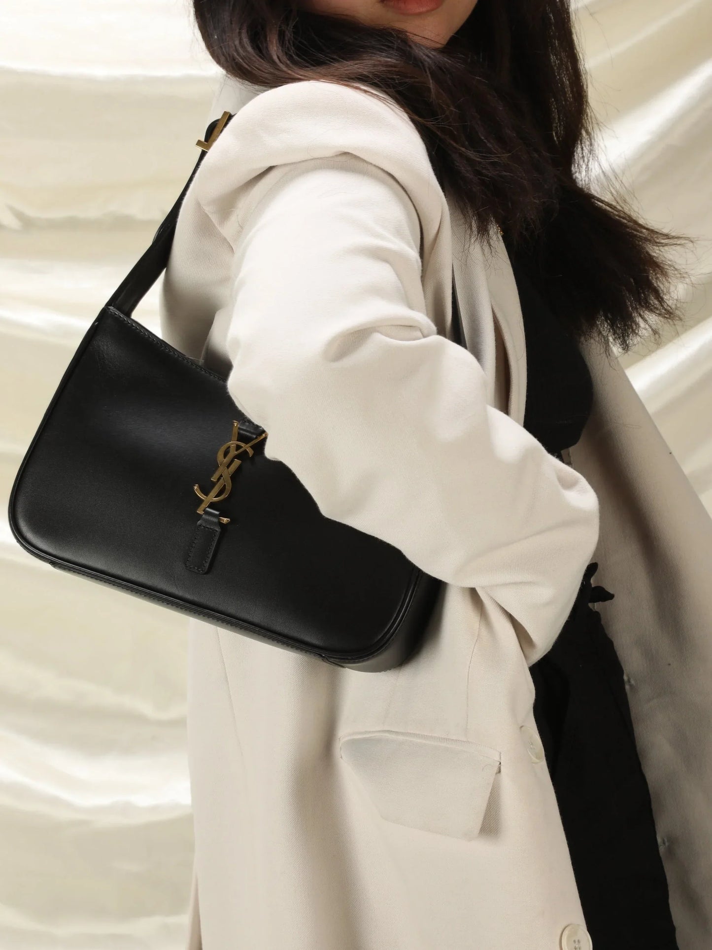 Saint Laurent Le 5 _ 7 Hobo Bag In Patent Leather - Black - Women