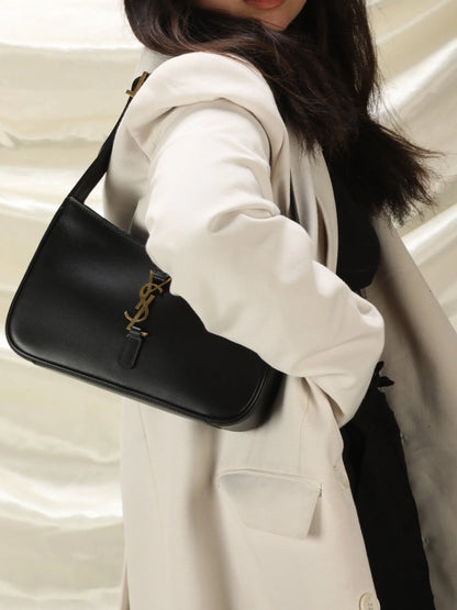 Saint Laurent Le 5 _ 7 Hobo Bag In Patent Leather - Black - Women