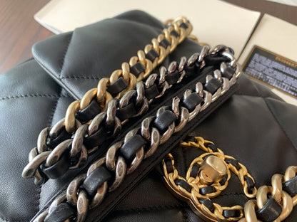 19 FLAP BAG 30 BLACK LAMBSKIN GOLD HARDWARE