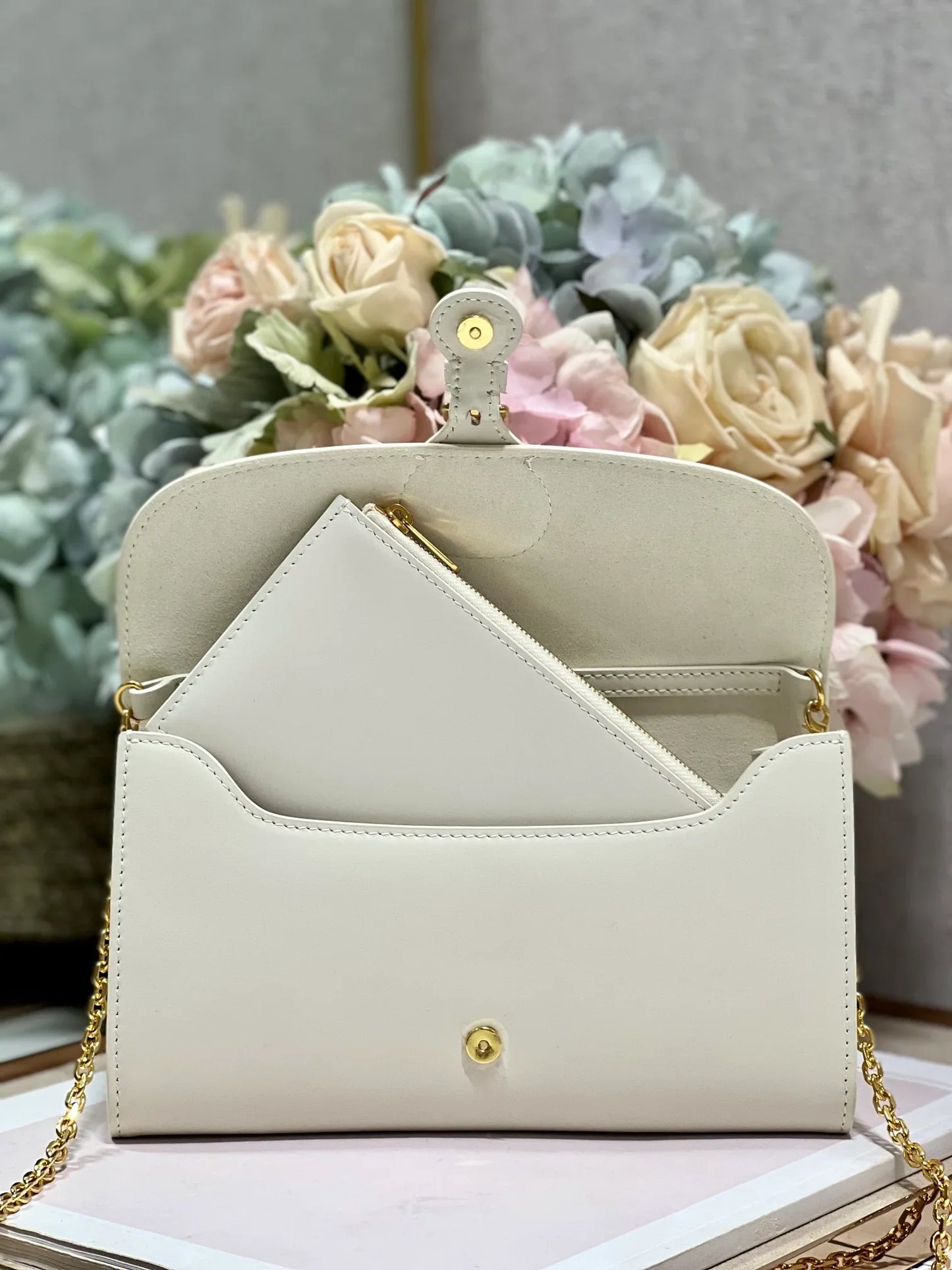 Dior Bobby Wallet on Chain East West White - 21.5_12_4cm