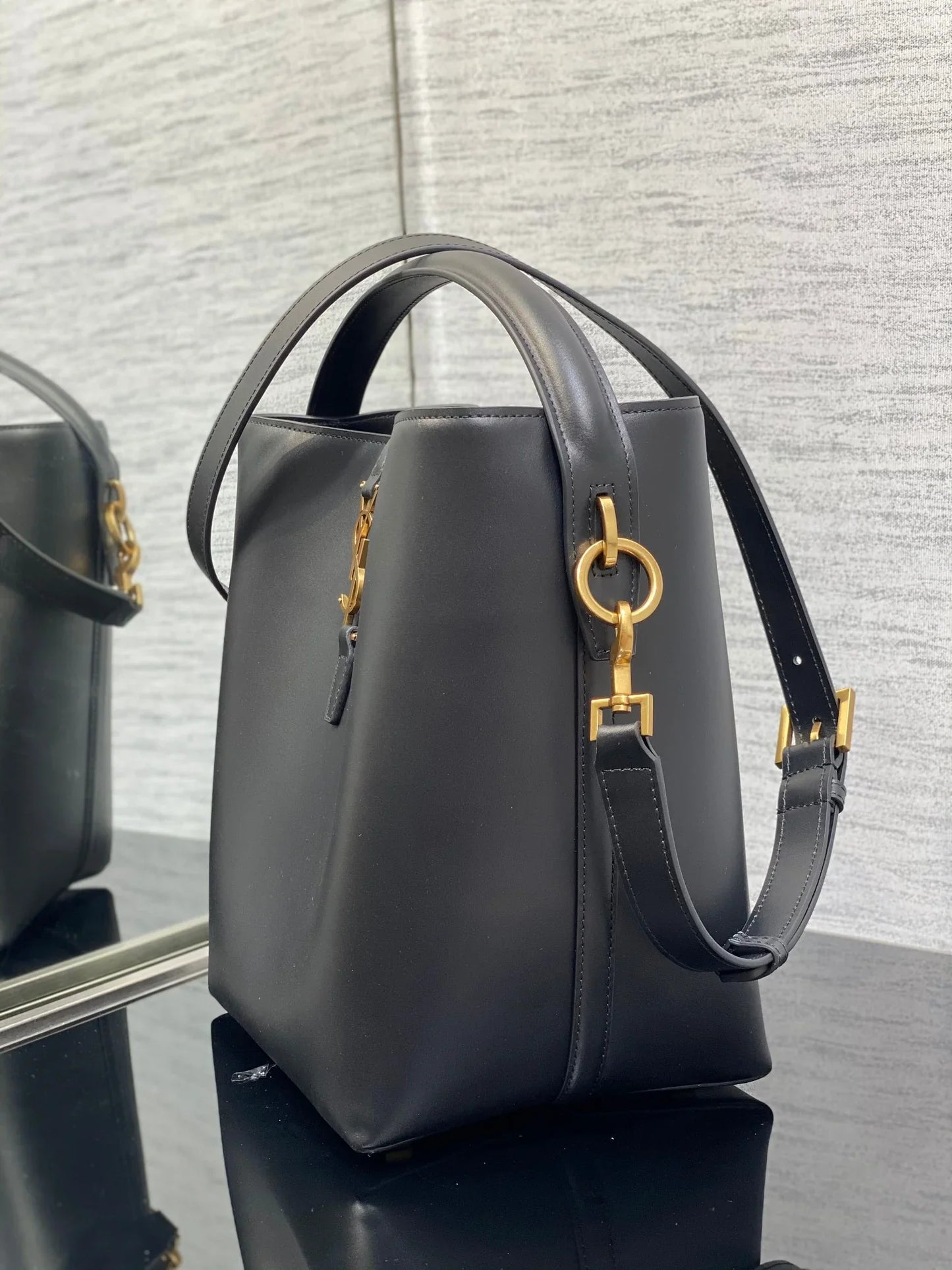 YSL Le 37 In Black Shiny Leather - 20 X 25 X 16 CM