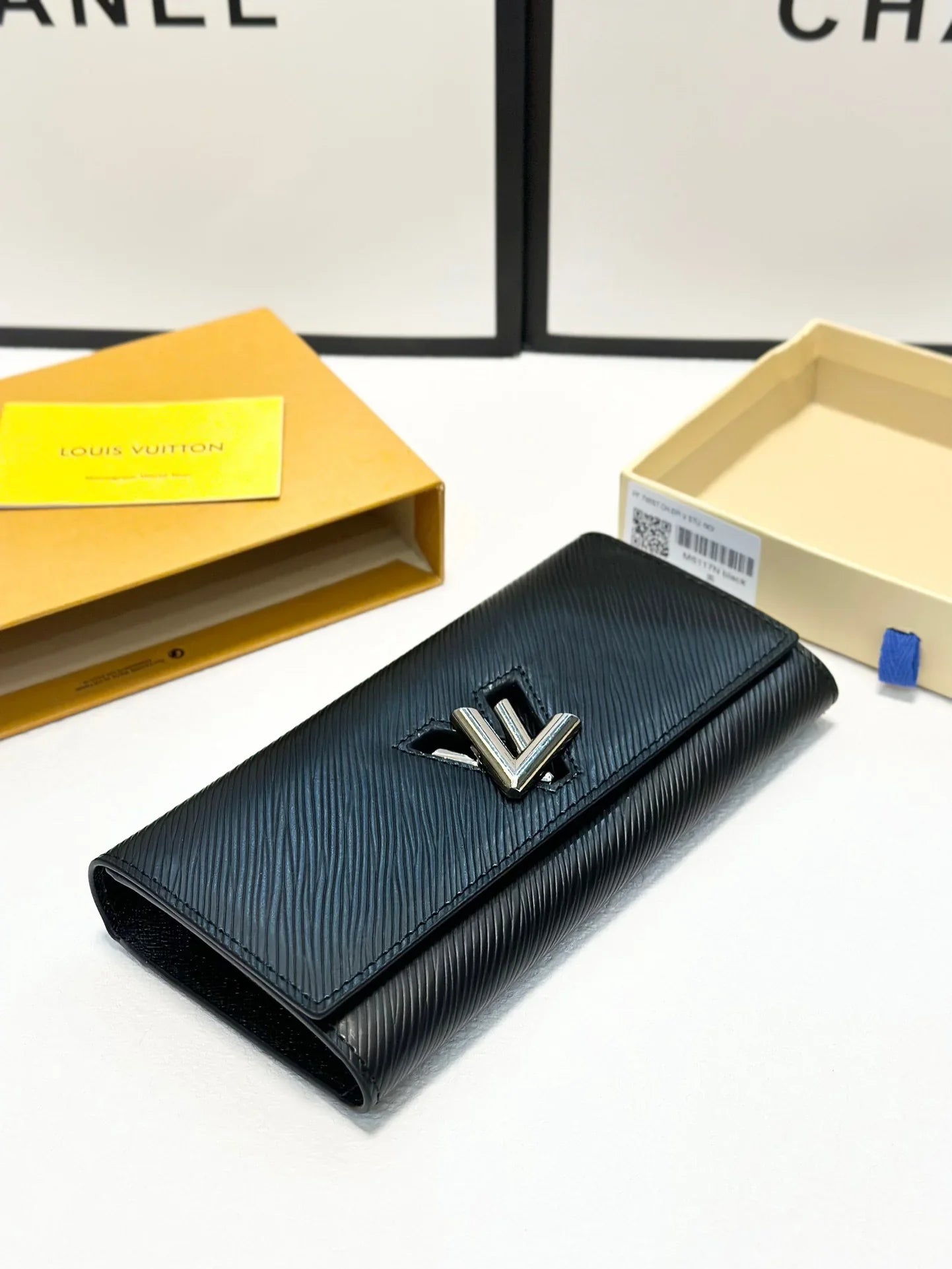 LV Louis Vuitton Classic Leather Purse Size 19x10cm