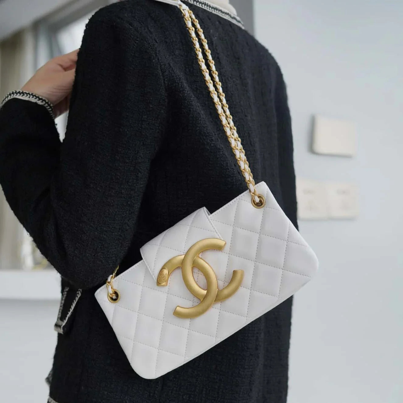 ____________ ______ Vintage Logo Quilted Lambskin Shoulder Bag 11.5x24x4.5cm