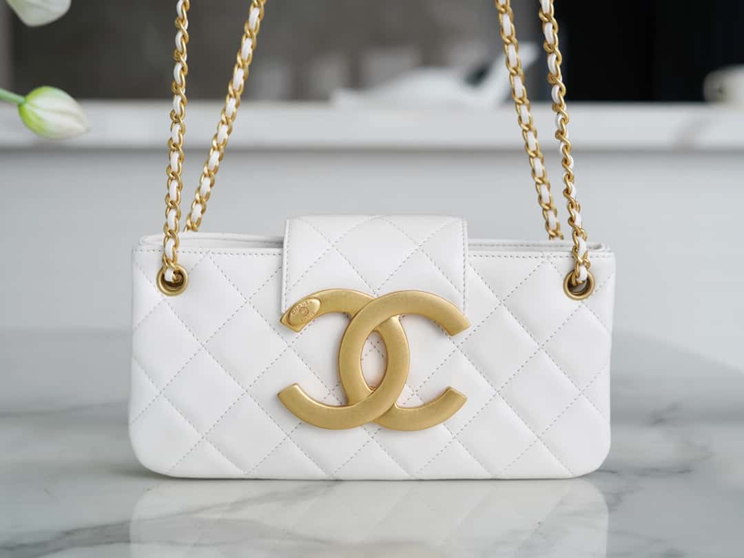 ____________ ______ Vintage Logo Quilted Lambskin Shoulder Bag 11.5x24x4.5cm