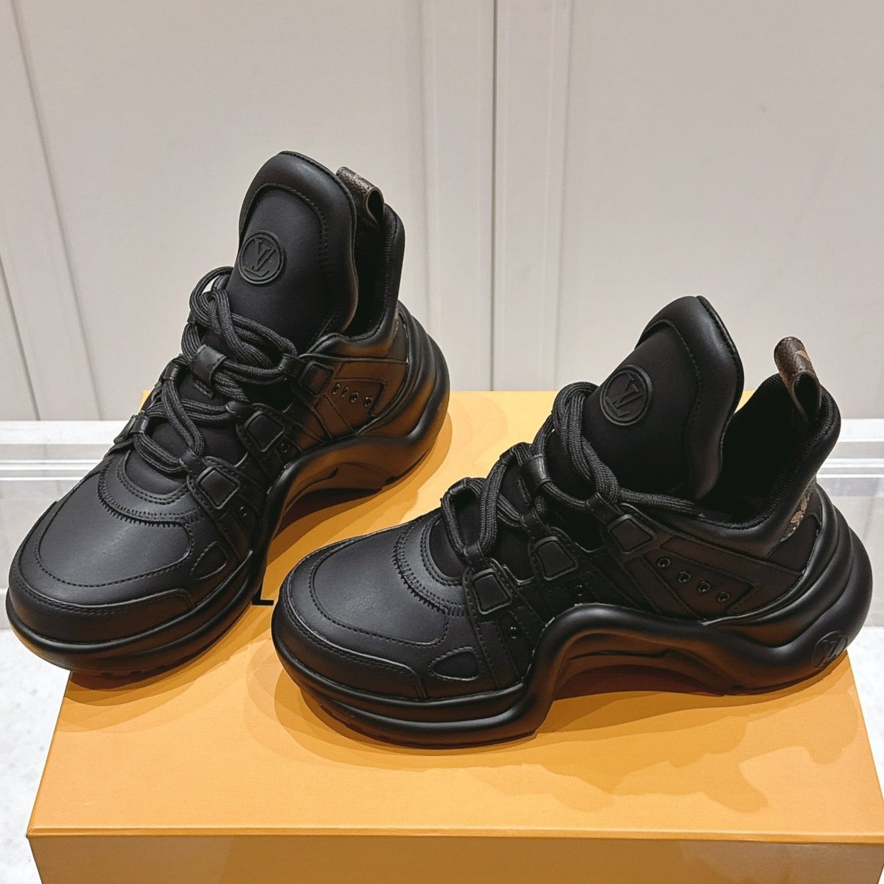 LV BARRACUDA SNEAKER IN BLACK CALFSKIN
